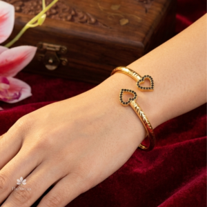 Heart bracelet with black stone